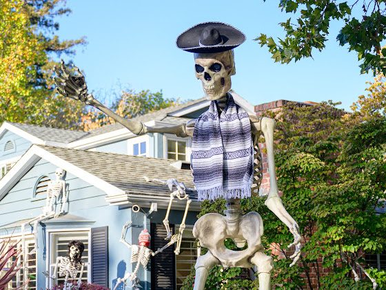 Spotted: Giant skeleton in downtown Menlo Park
