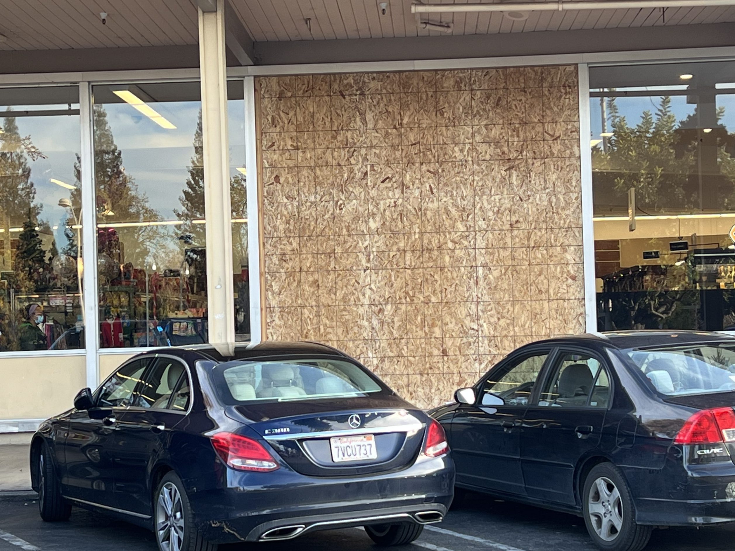 Car crashes through Sharon Heights' Safeway window InMenlo