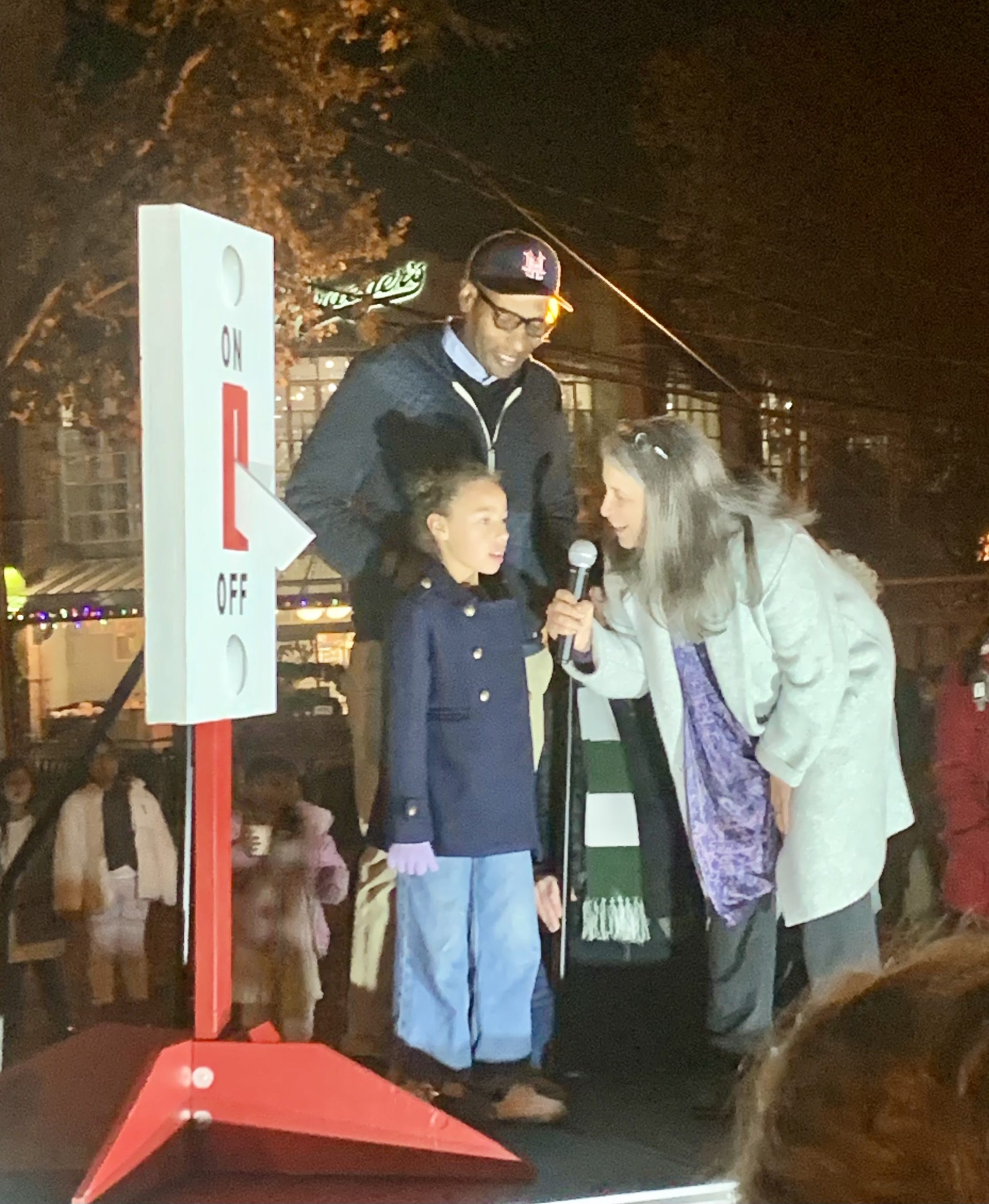 Menlo Park kicks off the holiday season with tree lighting in Fremont ...