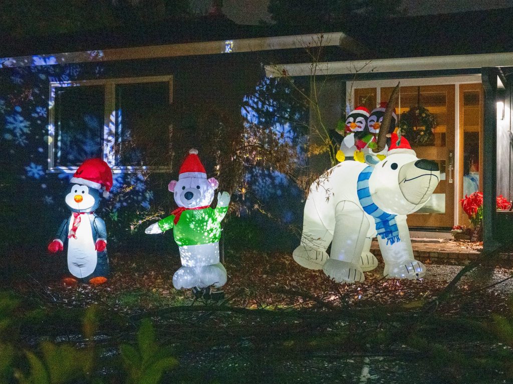 Spotted: Cheery inflatable holiday decorations on Oak Avenue