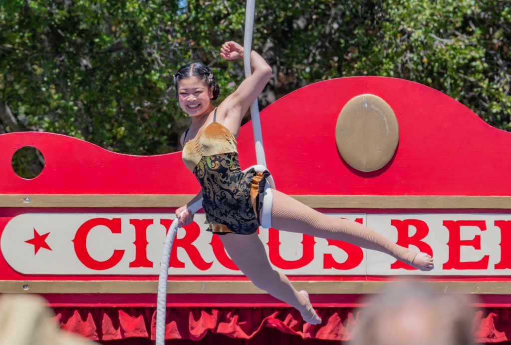 Circus Bella a big hit at the Menlo Park 4th of July festivities