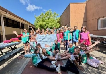 Oak Knoll Girl Scouts deliver summer reading books to Belle Haven students